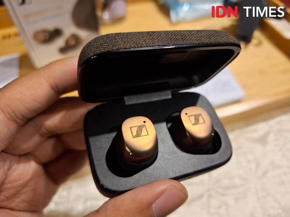 Sennheiser Momentum True Wireless 4 (IDN Times/Fatkhur Rozi)