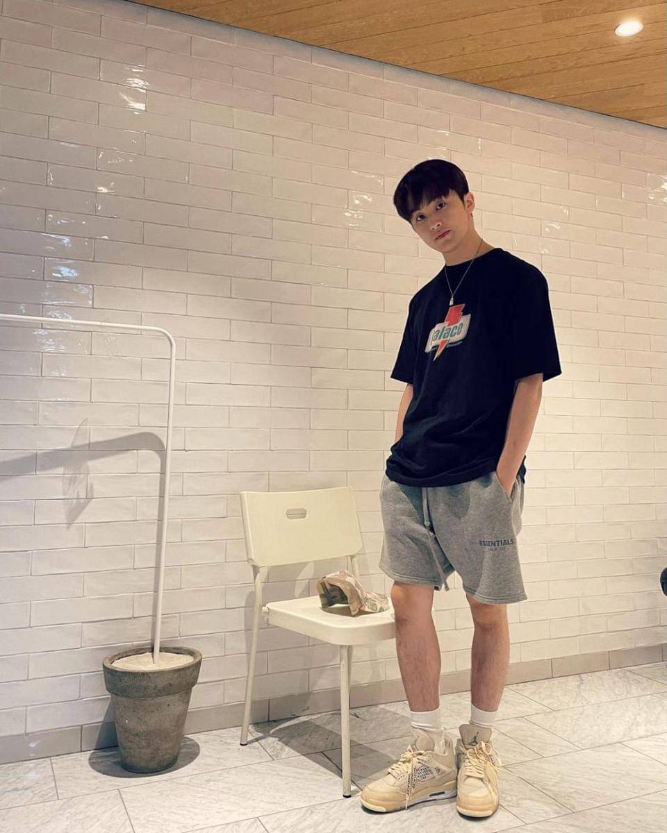 ide padu padan t-shirt hitam ala Mark NCT (instagram.com/onyourm__ark)