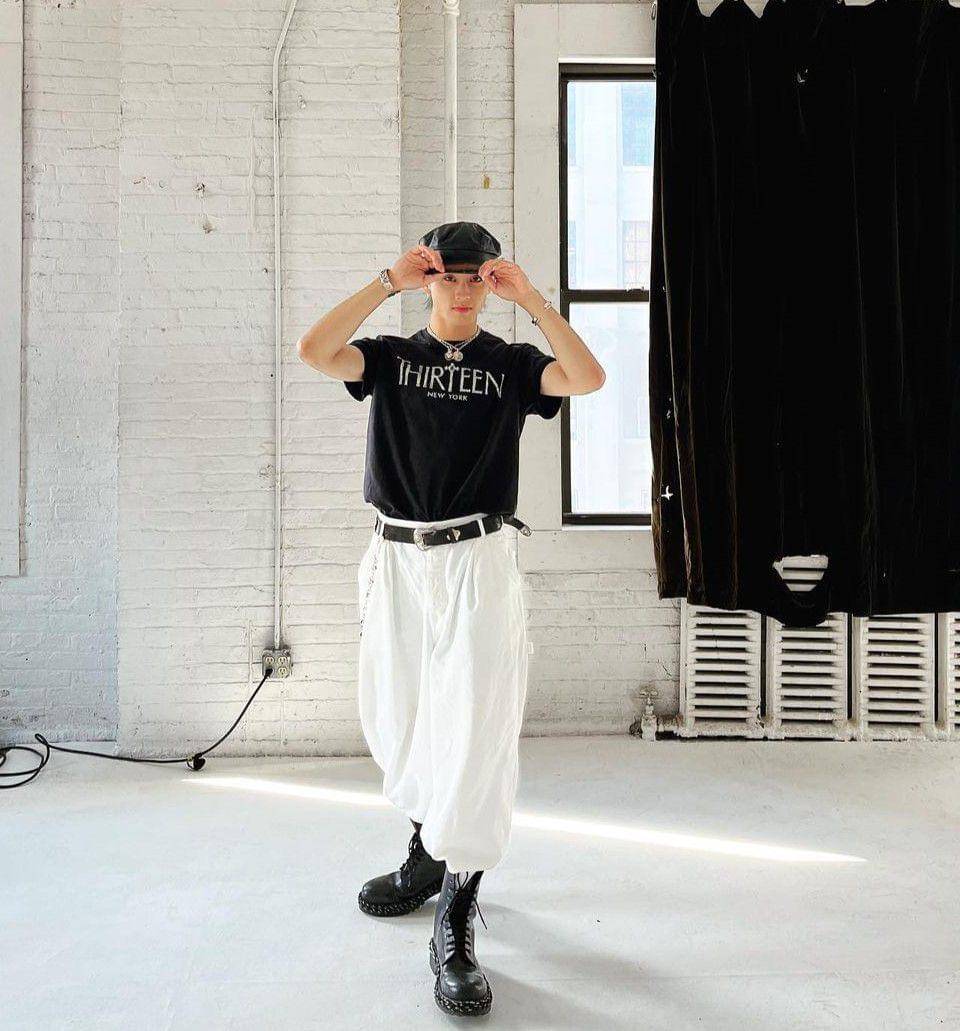 ide padu padan t-shirt hitam ala Mark NCT (instagram.com/onyourm__ark)