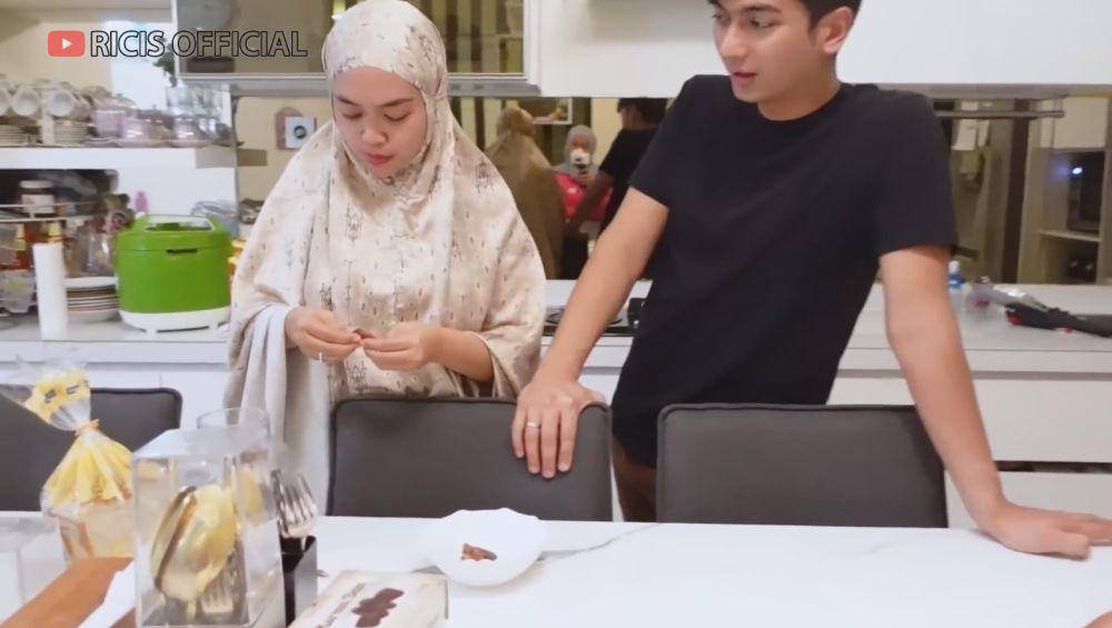 Ricis dan Ryan susu kurma (YouTube.com/Ricis Official)