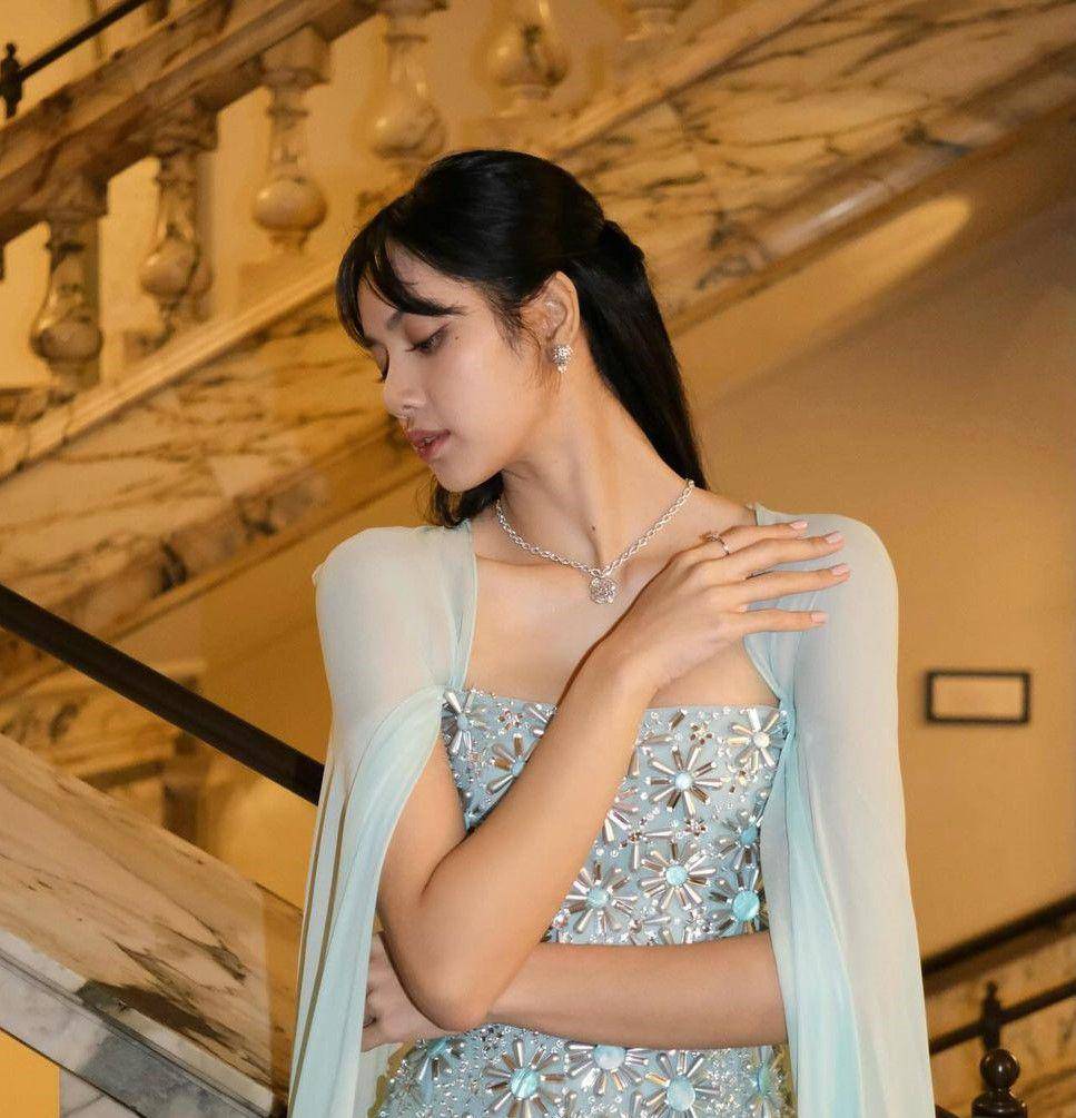 inspirasi gaya rambut pesta ala Lisa BLACKPINK (instagram.com/lalalalisa_m)