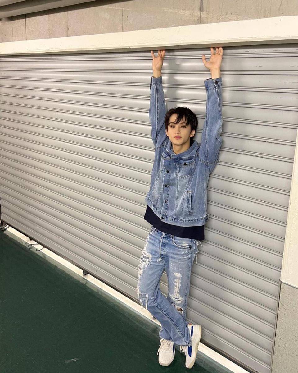 ide padu padan t-shirt hitam ala Mark NCT (instagram.com/onyourm__ark)