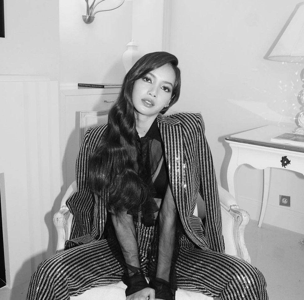 inspirasi gaya rambut pesta ala Lisa BLACKPINK (instagram.com/lalalalisa_m)