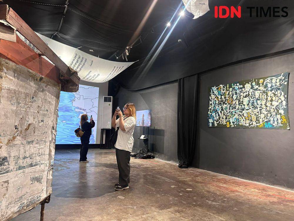 Karya seni di pameran tersebut disajikan dengan berbagai medium. (IDN Times/Teri).
