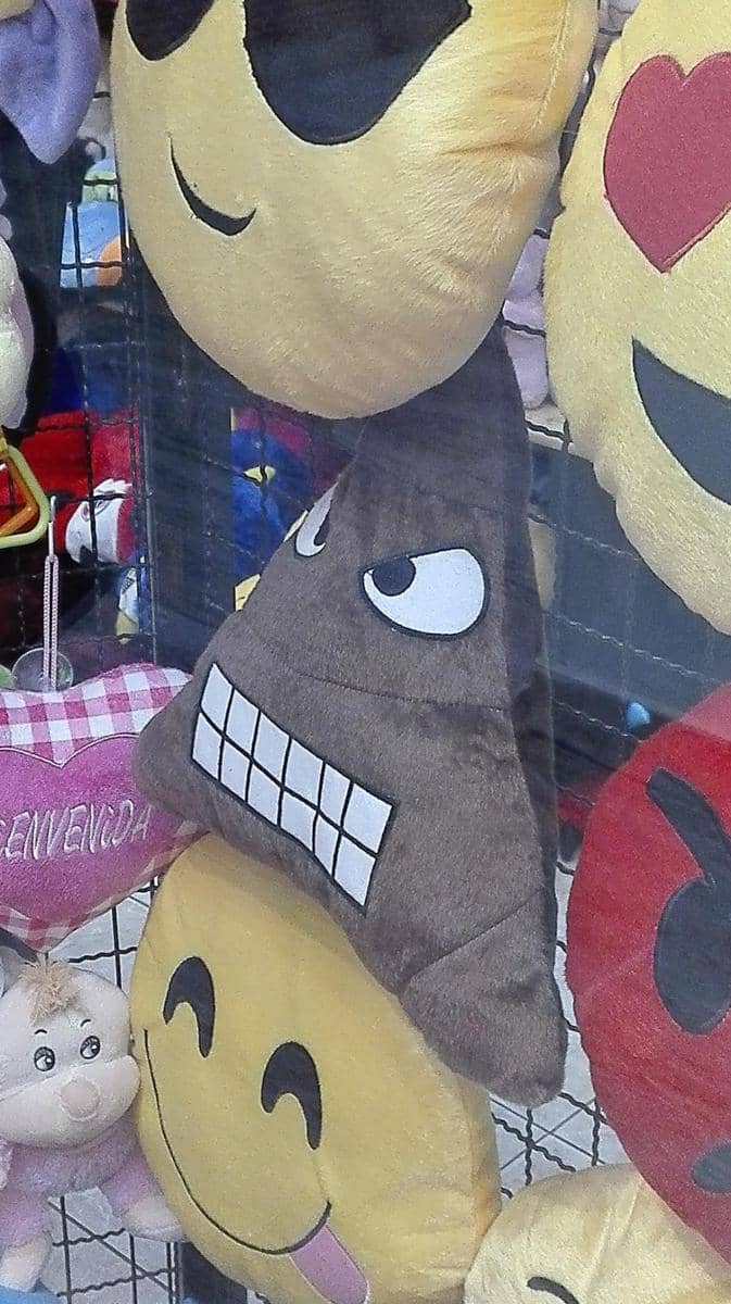 potret objek kocak bentuk emoji (reddit.com/r/CrappyDesign)