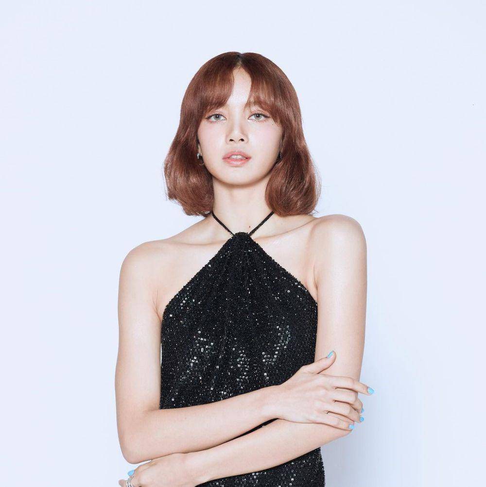 inspirasi gaya rambut pesta ala Lisa BLACKPINK (instagram.com/lalalalisa_m)