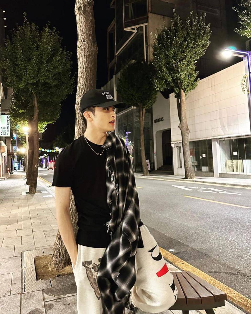 ide padu padan t-shirt hitam ala Mark NCT (instagram.com/onyourm__ark)