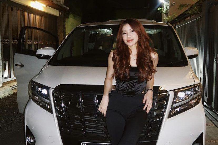 7 Potret Regina Phoenix Beli Mobil Baru, Didedikasikan untuk Keluarga!