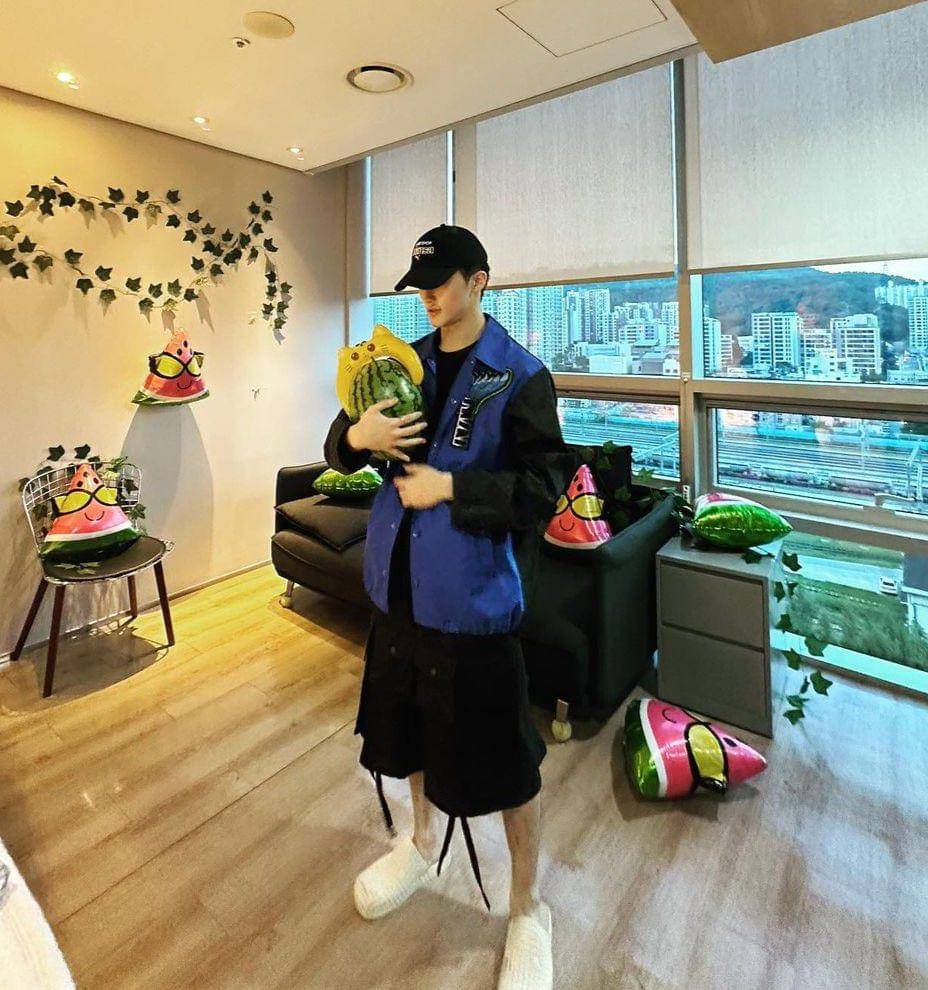 ide padu padan t-shirt hitam ala Mark NCT (instagram.com/onyourm__ark)