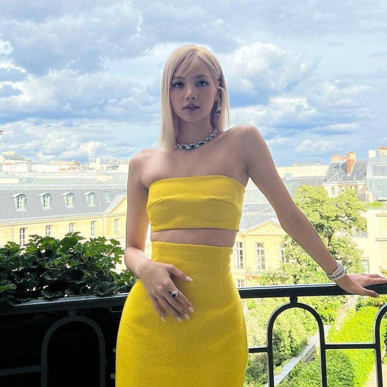 inspirasi gaya rambut pesta ala Lisa BLACKPINK (instagram.com/lalalalisa_m)
