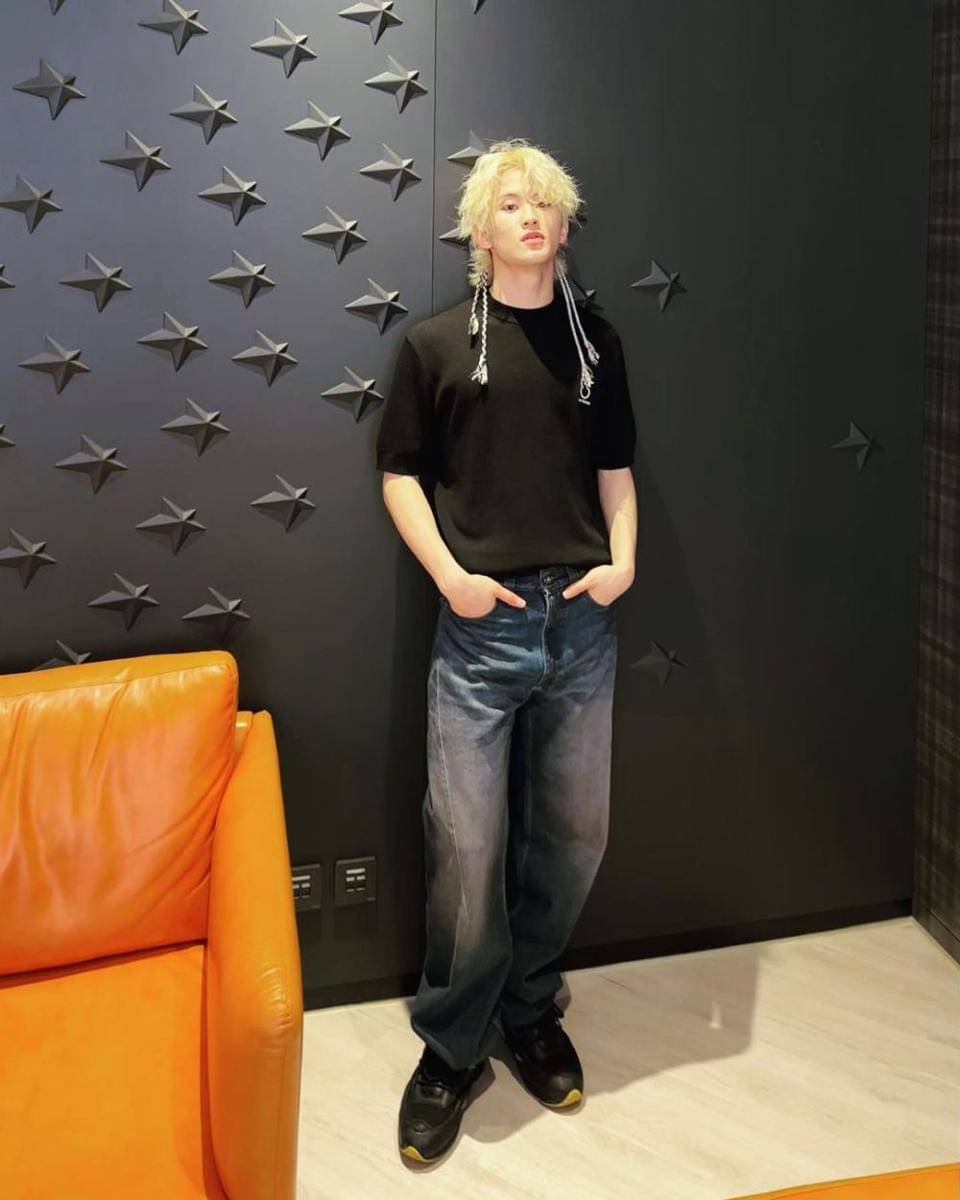 ide padu padan t-shirt hitam ala Mark NCT (instagram.com/onyourm__ark)