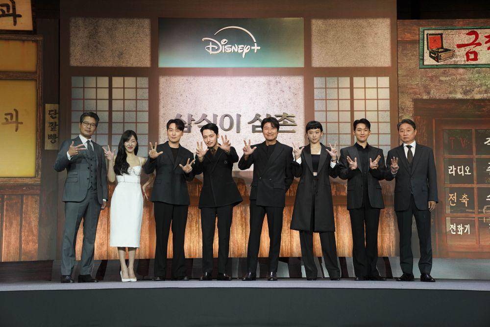 Yoo Jae Myung, Tiffany Young, Seo Hyun Woo, Byun Yo Han, Song Kang Ho, Jin Ki Joo, Oh Seung Hoon, dan Joo Jin Mo di konferensi pers drakor Uncle Samsik (dok. Disney+ Korea)