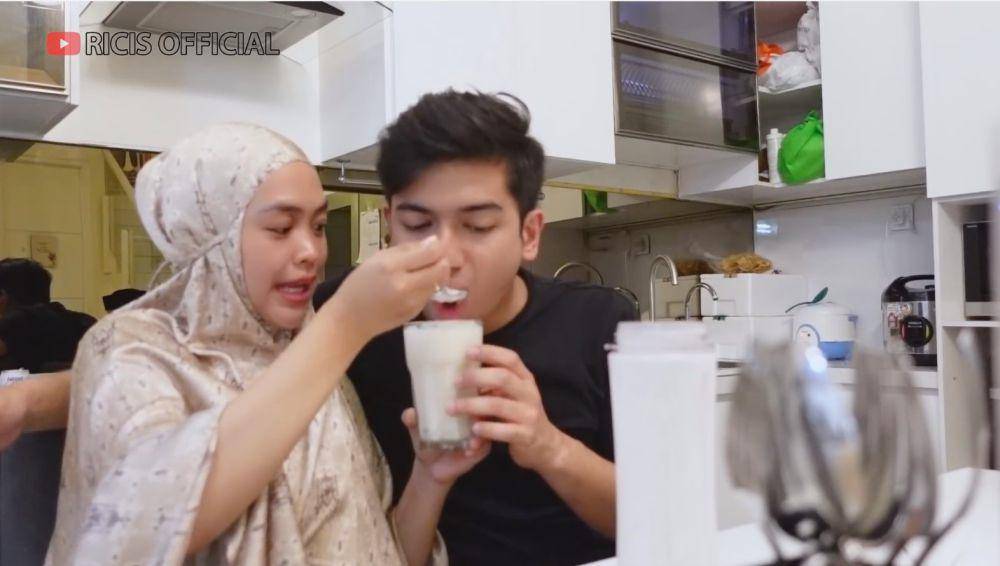 Ricis dan Ryan susu kurma (YouTube.com/Ricis Official)