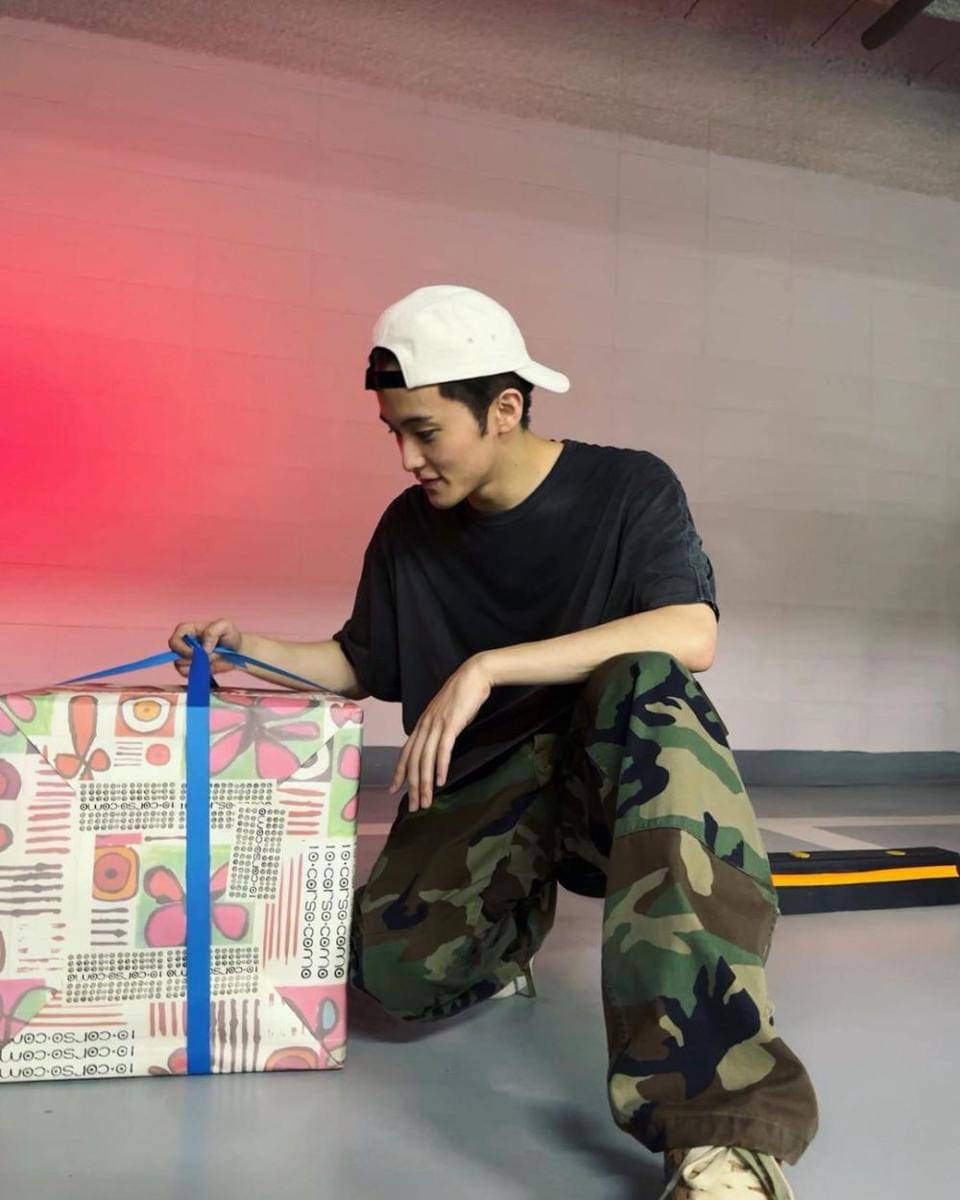 ide padu padan t-shirt hitam ala Mark NCT (instagram.com/onyourm__ark)