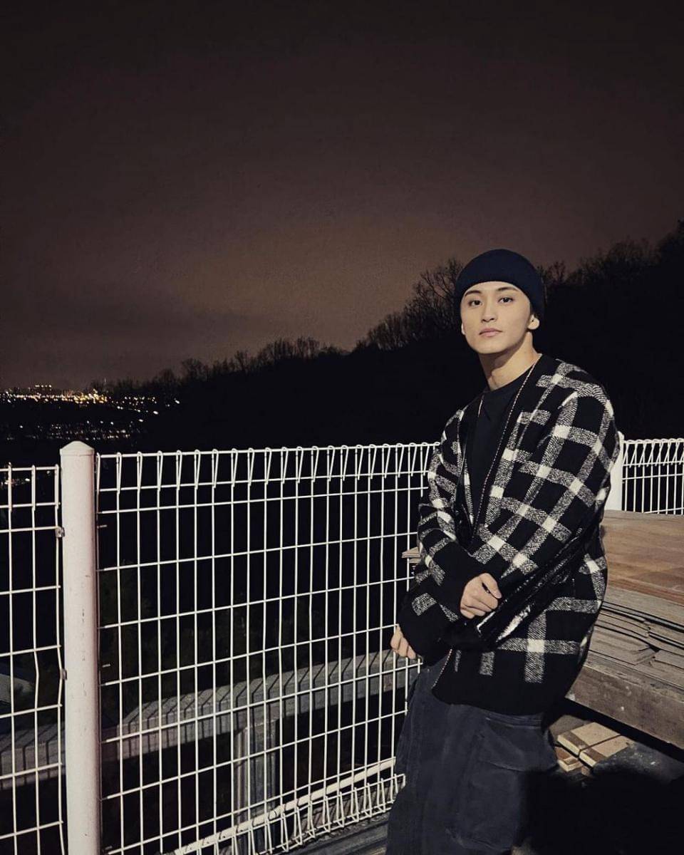 ide padu padan t-shirt hitam ala Mark NCT (instagram.com/onyourm__ark)