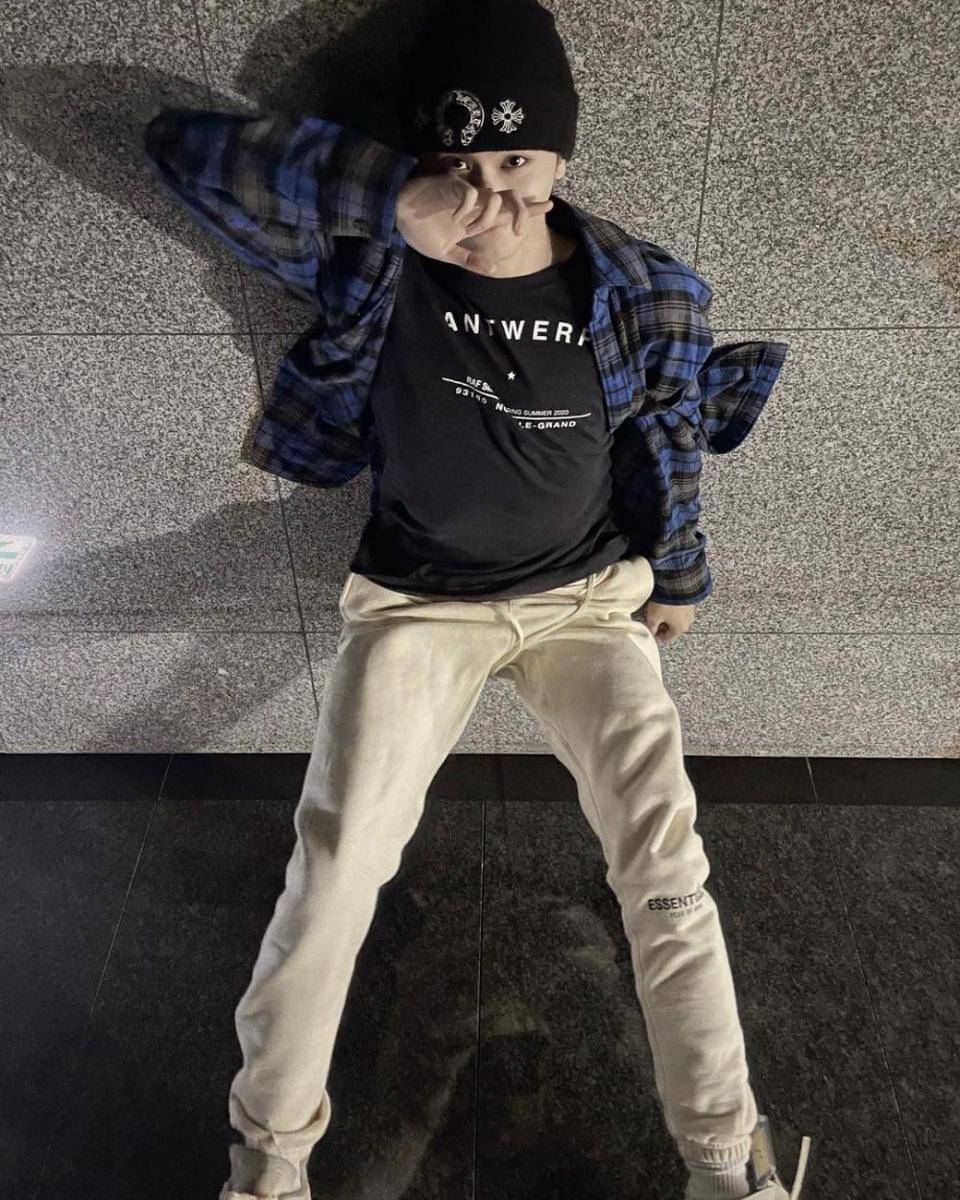 ide padu padan t-shirt hitam ala Mark NCT (instagram.com/onyourm__ark)