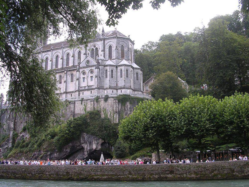 potret konstruksi Basilika Santa Perawan Maria yang Dikandung Tanpa Noda yang dibangun di atas Gua Lourdes (commons.wikimedia.org/Fabio Alessandro Locati)