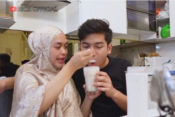 7 Potret Kenangan Ria Ricis dan Ryan Bikin Susu Kurma Bareng, Viral