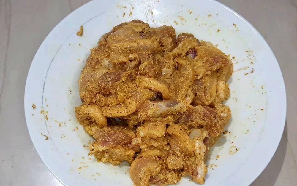ilustrasi membumbui daging babi (YouTube.com/Nael Onion)