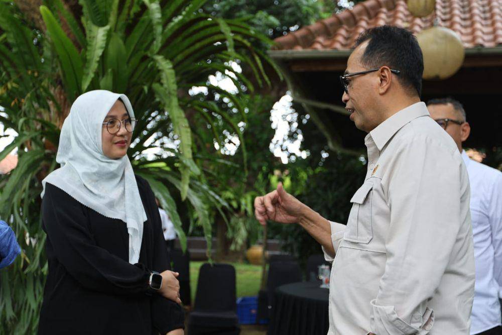 Menteri Perhubungan Budi Karya Sumadi melakukan kunjungan kerja ke Kabupaten Banyuwangi pada Kamis (9/5/2024). Menhub menyatakan siap mendukung kembali pengembangan infrastruktur untuk mengkoneksikan potensi wisata Banyuwangi yang ujungnya bisa meningkatkan perekonomian daerah. (Dok. Pemkab Banyuwangi)