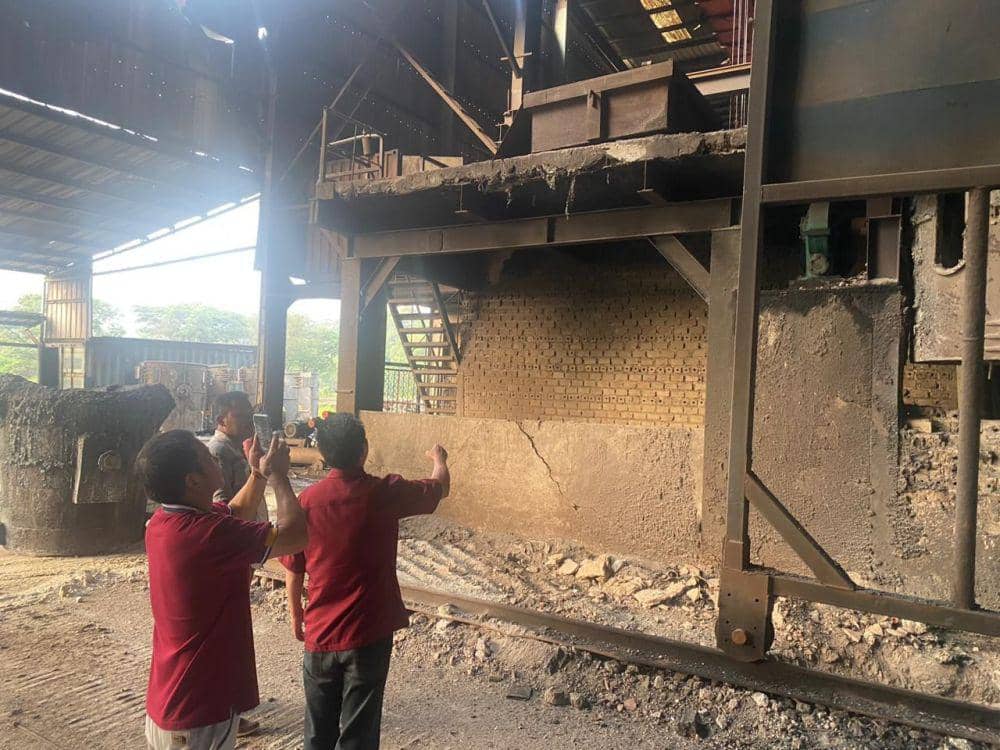 Polisi olah TKP kecelakaan kerja ledakan tungku peleburan besi di PT San Xiong Steel. (IDN Times/Istimewa).