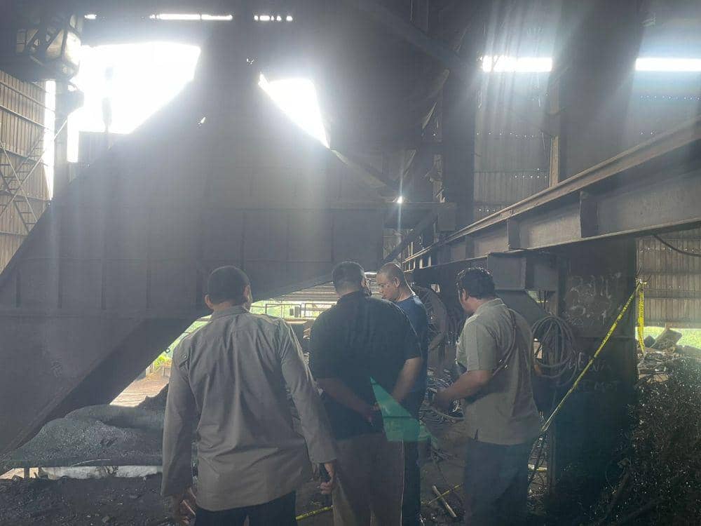 Polisi olah TKP insiden kecelakaan kerja ledakan tungku peleburan besi di PT San Xiong Steel Indonesia. (IDN Times/Istimewa).