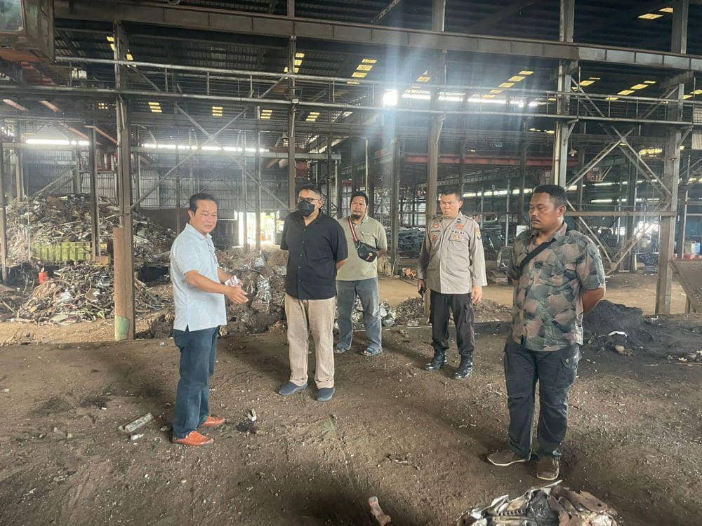 Polisi olah TKP insiden kecelakaan kerja ledakan tungku peleburan besi di PT San Xiong Steel Indonesia. (IDN Times/Istimewa).