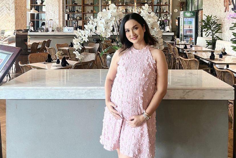 Hamil Anak Kedua, 7 Potret Menawan Tengku Dewi dengan Baby Bump