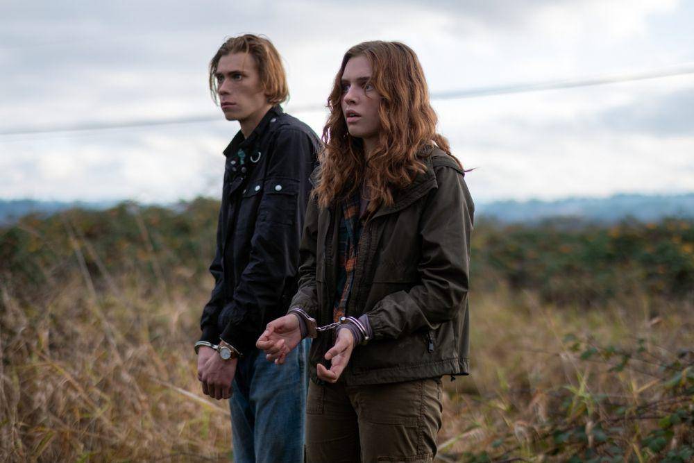 Owen Teague (belakang) dalam serial The Stand (dok. CBS Studios/The Stand)