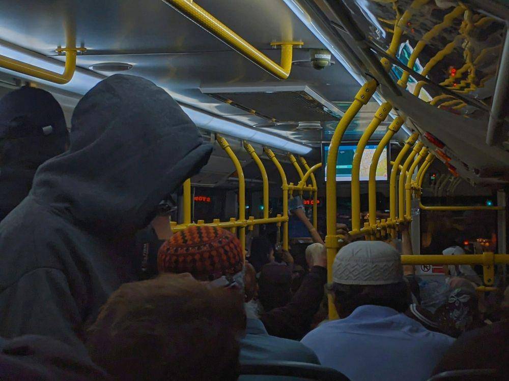 Suasana di dalam bus di Pakistan (unsplash.com/hassankhan2410)