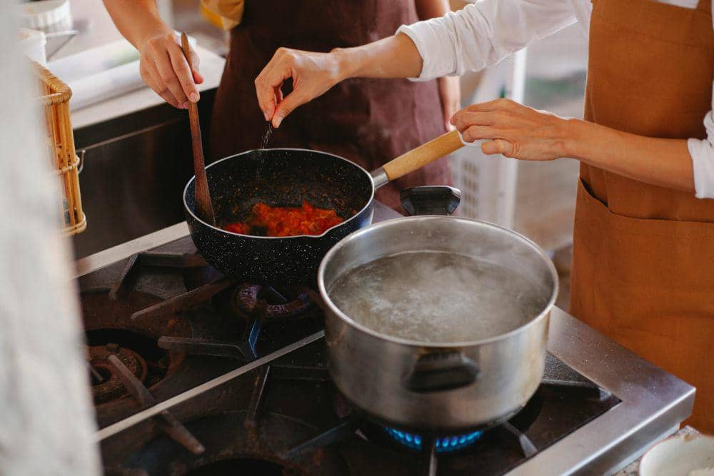 Potret memasak kuah soto