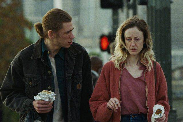 Owen Teague dan Andrea Riseborough dalam film To Leslie (dok. Momentum Pictures/To Leslie)