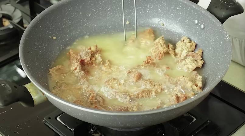 ilustrasi menggoreng keripik daging sapi (YouTube.com/Devina Hermawan)