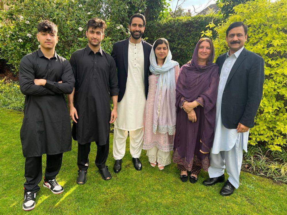 Keluarga Malala Yousafzai mengenakan shalwar kameez khas Pakistan (instagram.com/malala)