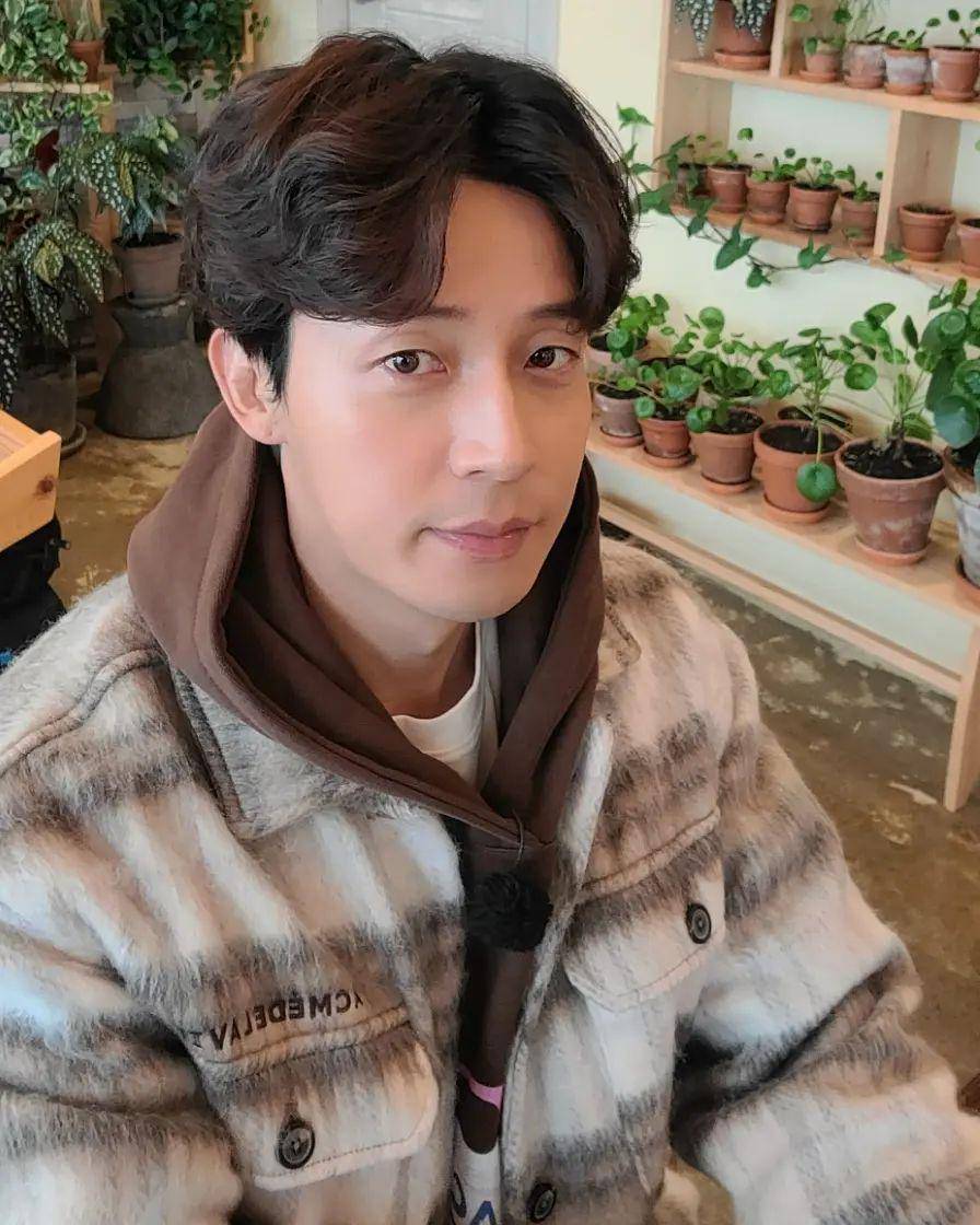 potret Heo Kyung Hwan (instagram.com/heodak_forever)