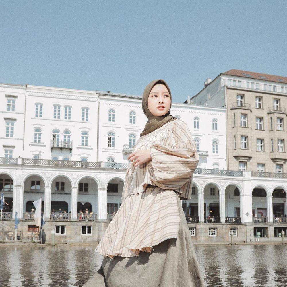 8 OOTD Hijab Friendly Ala Gitasav, Simple dan Nyaman Buat ke Kampus!