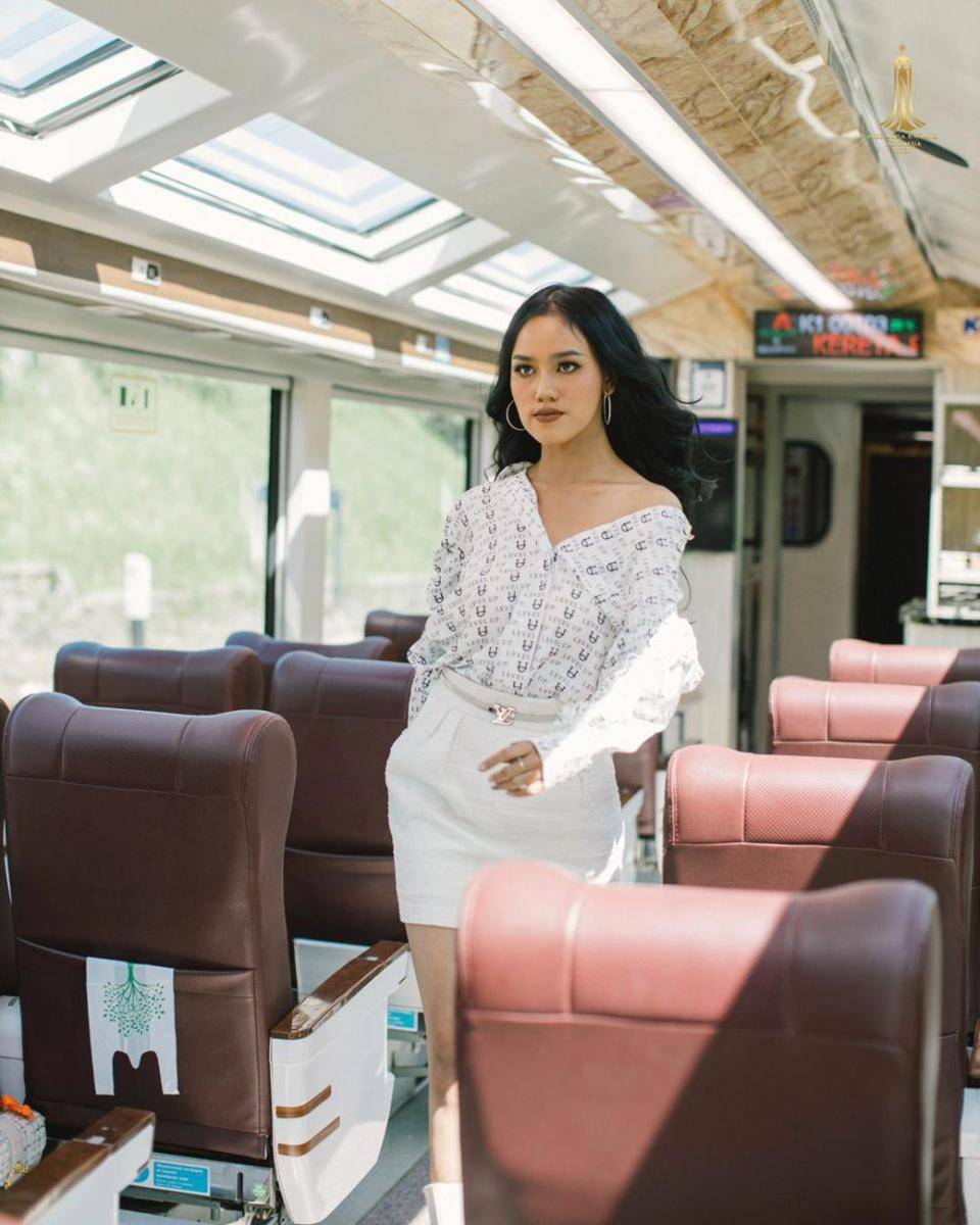 Potret Finalis MMBI 2024 Saat Fashion Show di Kereta Panoramic (Instagram.com/yayasanduniamegabintang)