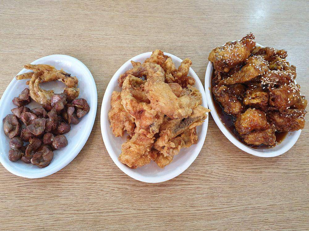 ilustrasi aneka bagian ayam goreng untuk lauk nasi tempong (commons.wikimedia.org/LR0725)