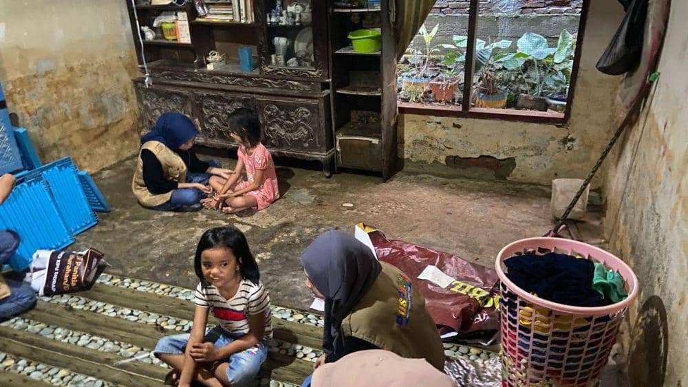 Pendampingan trauma healing oleh Pemerintah Provinsi Sulawesi Selatan bagi anak-anak dan perempuan korban banjir di sejumlah daerah di awal Mei 2024. (Dok. Pemprov Sulsel)