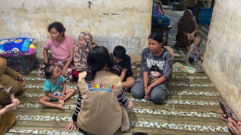 Pendampingan trauma healing oleh Pemerintah Provinsi Sulawesi Selatan bagi anak-anak dan perempuan korban banjir di sejumlah daerah di awal Mei 2024. (Dok. Pemprov Sulsel)