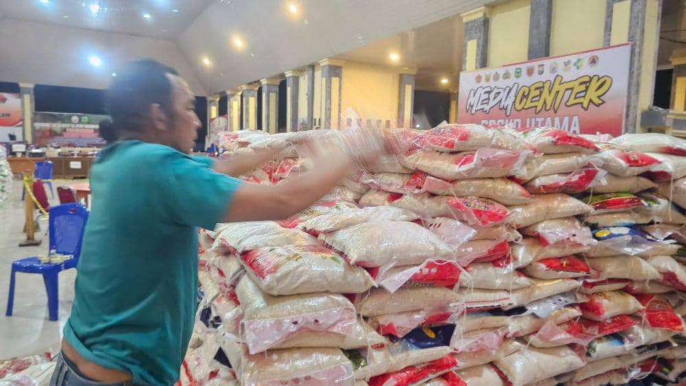 Pemerintah pusat mengirim bantuan 40 ton beras untuk korban banjir dan tanah longsor di Sulawesi Selatan. (Dok. Pemprov Sulsel)