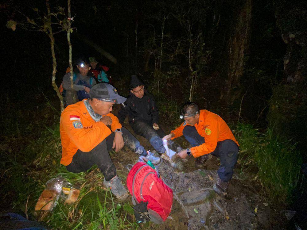 Tim SAR gabungan mengevakuasi medis seorang pendaki dari Gunung Lompobattang, Kabupaten Bantaeng, Kamis dini hari (9/5/2024). (Dok. Basarnas Makassar)
