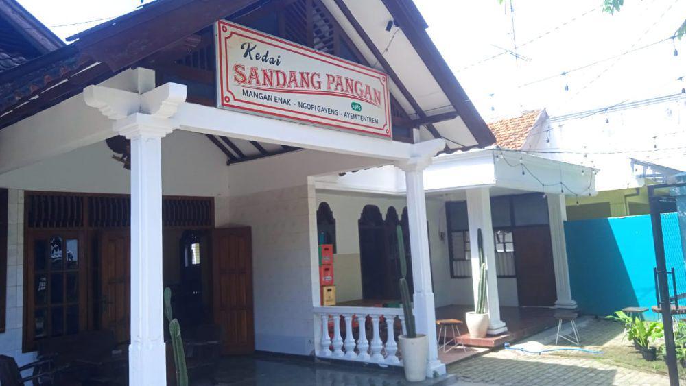 Kedai Sandang Pangan Berkah Tuban, Unik dengan Konsep Era '90-an!