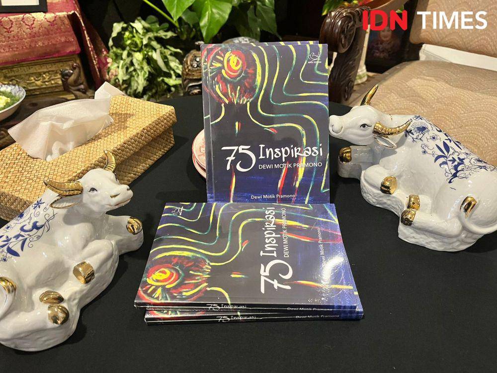 Peluncuran buku bertajuk 75 Inspirasi Dewi Motik Pramono dan Galeri Demono pada Rabu (8/5/2024) di Galeri Demono, Menteng, Jakarta. (IDN Times/Nisa Zarawaki)