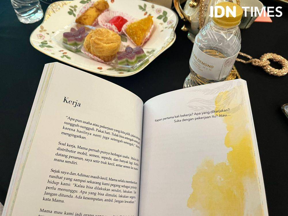 Peluncuran buku bertajuk 75 Inspirasi Dewi Motik Pramono dan Galeri Demono pada Rabu (8/5/2024) di Galeri Demono, Menteng, Jakarta. (IDN Times/Nisa Zarawaki)