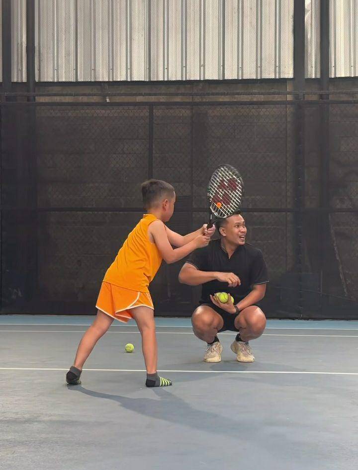 potret Xabiru dan Chava ikut main tenis (instagram.com/rachelvennya)