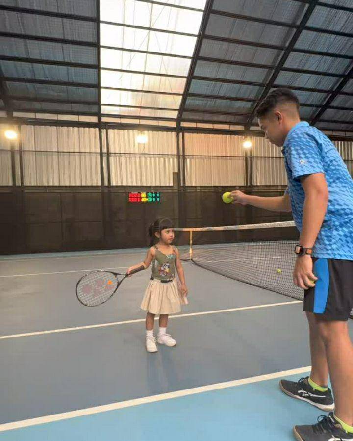 potret Xabiru dan Chava ikut main tenis (instagram.com/rachelvennya)