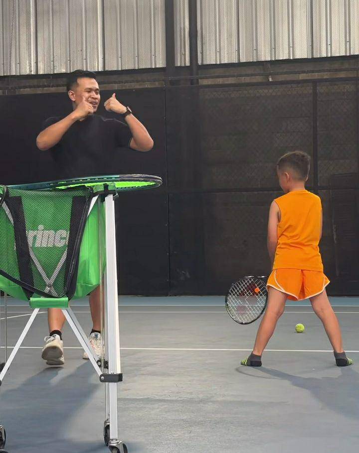 potret Xabiru dan Chava ikut main tenis (instagram.com/rachelvennya)