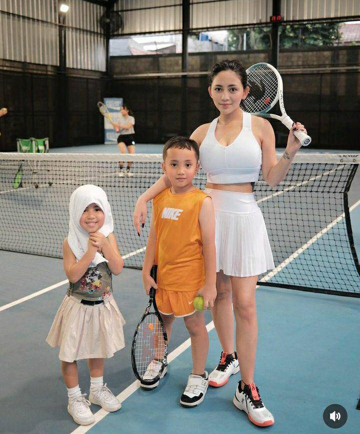 potret Xabiru dan Chava ikut main tenis (instagram.com/rachelvennya)