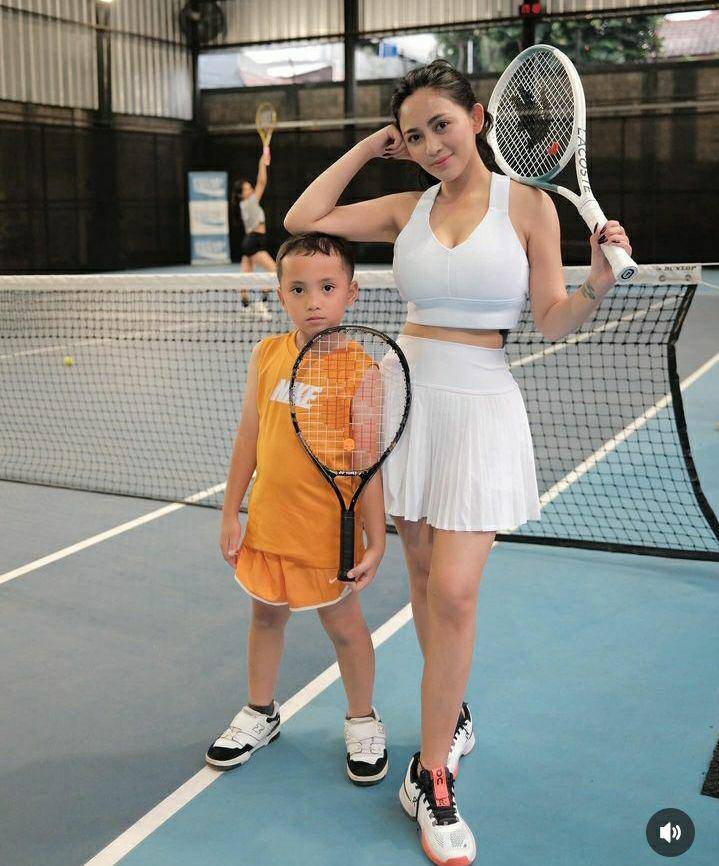 potret Xabiru dan Chava ikut main tenis (instagram.com/rachelvennya)
